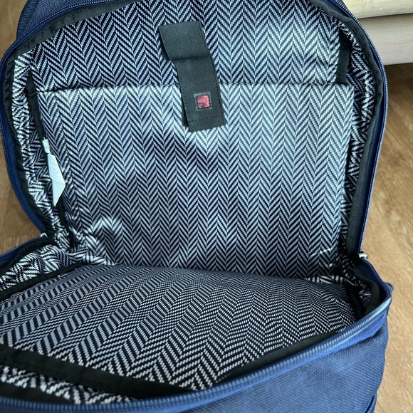 OGIO Navy blue backpack bag. Chevron inside print pockets zipper - Picture 2 of 6